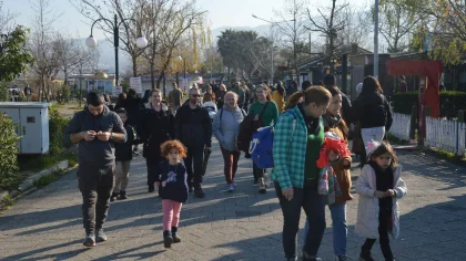 Sapanca'da Güneşli Havayı Fırsat Bilenler Sahile Akın Etti