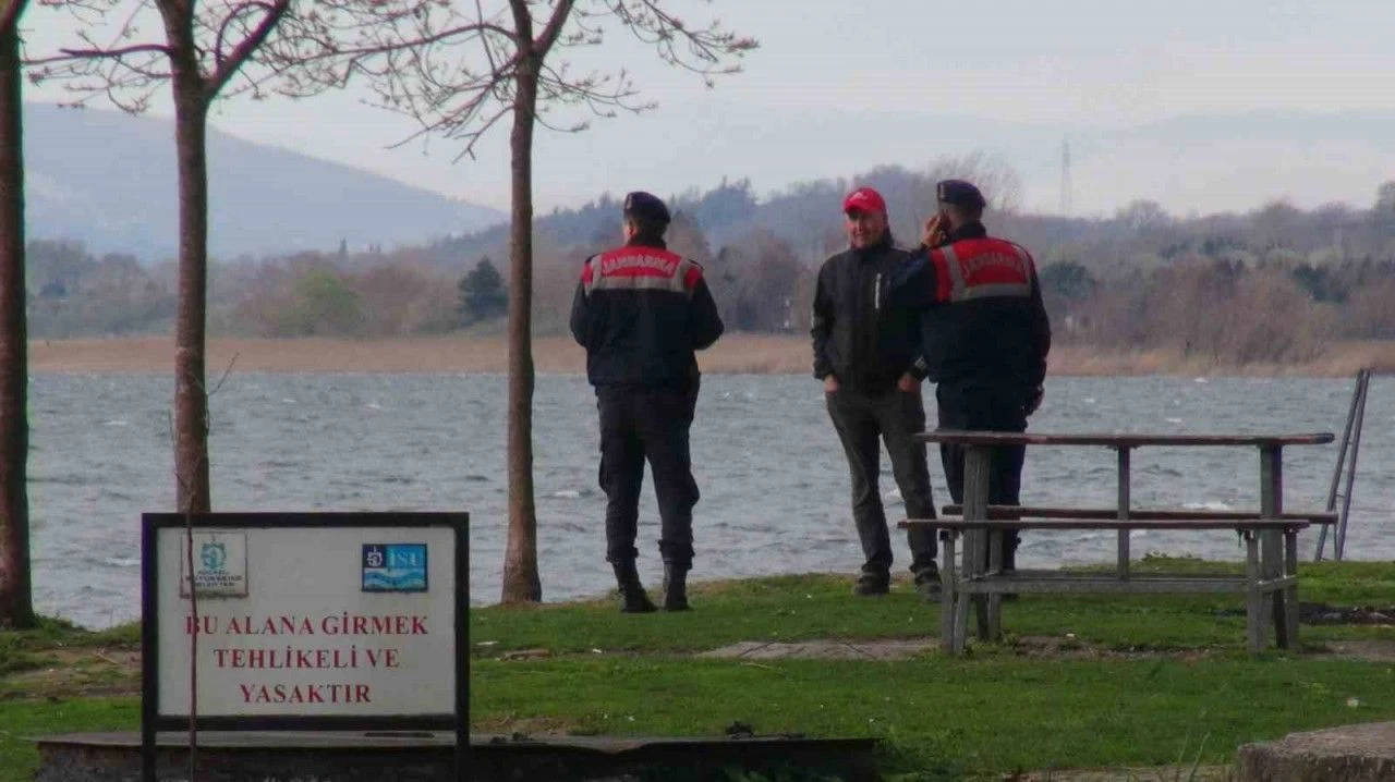 Sapanca Gölü'nde Kano Alabora Oldu
