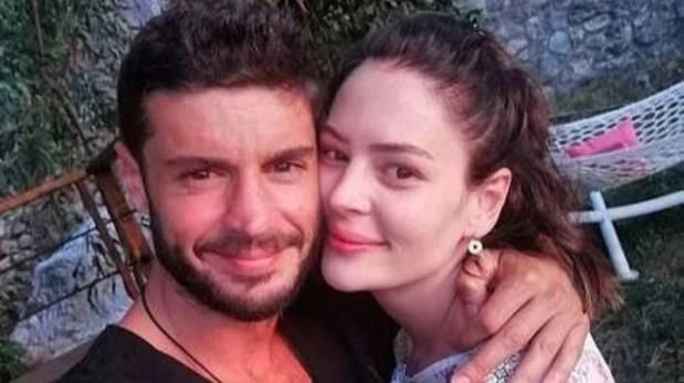 Sapanca'da Tatil Yapmak İsteyen Ünlü Çift Dolandırıldı