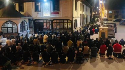 Sapanca'da Kadir Gecesi Camiler Doldu Taştı