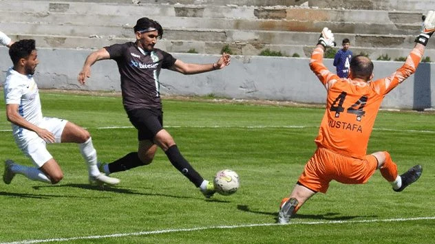 Bergama'da Yine O Şarkı: ''Ellerim Bom Boş Yüreğimde Bir Sızı''