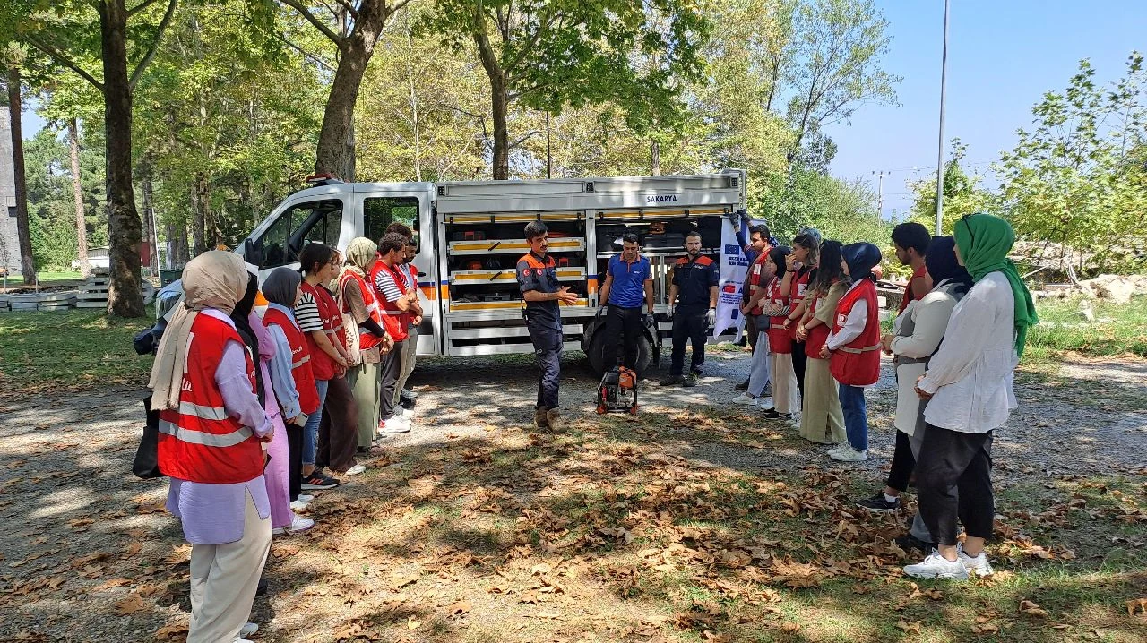 Sapanca'da AFAD Afetlerde Görev Alacak Gönüllü Gençleri Eğitiyor