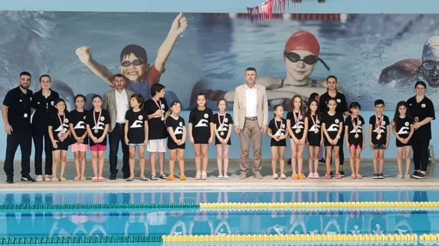 Sapanca'da Yüzme Yarışması Düzenlendi