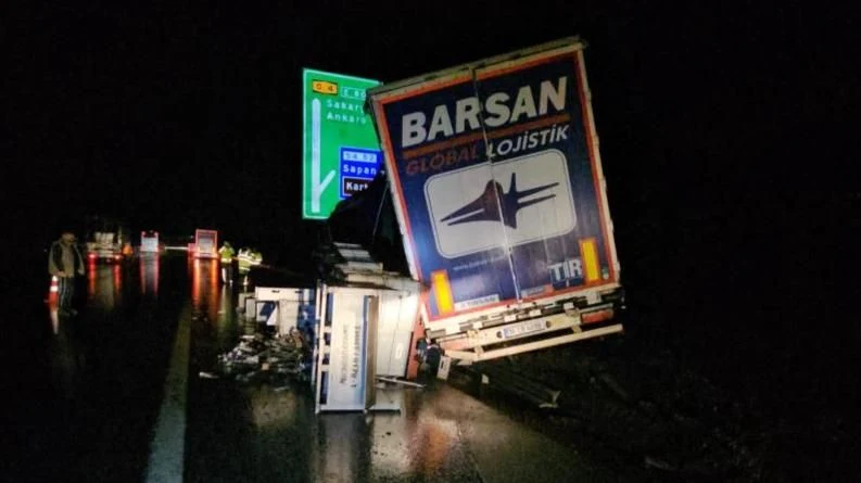 Kontrolden Çıkan Tır Bariyerlere Çaptı