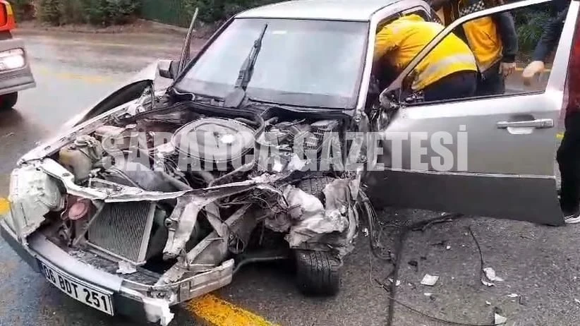 Sapanca'da Otomobil ile Kamyonet Çarpıştı: 1 Yaralı
