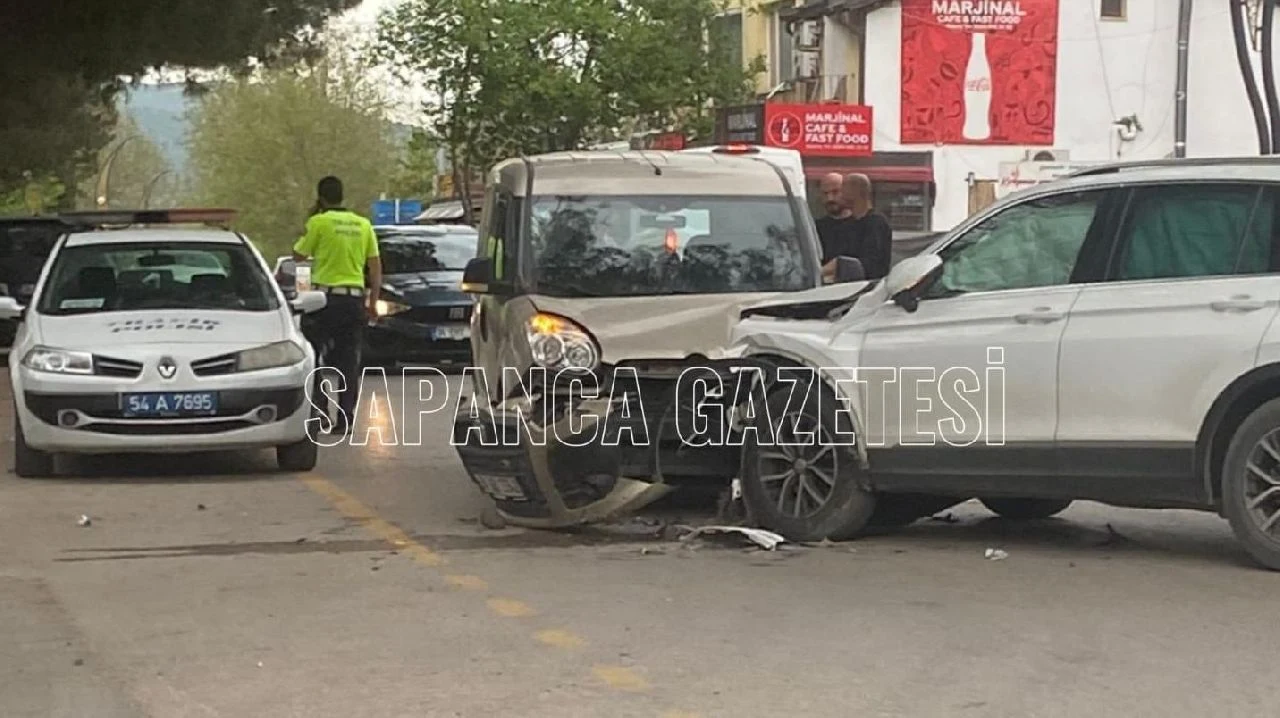 Sapanca'da 2 Araç Kafa Kafaya Çarpıştı