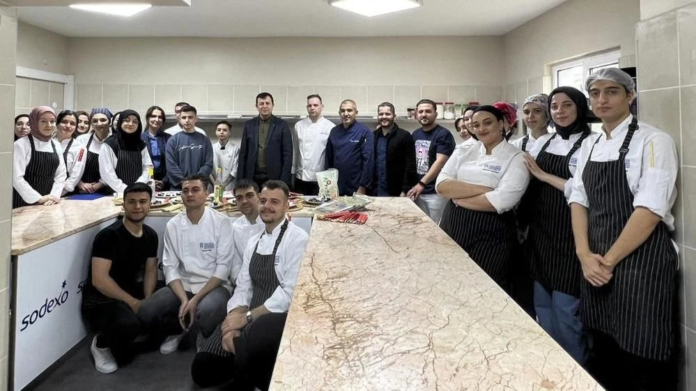SUBÜ Sapanca Turizm Myo Öğrencilerine Yemek Şeflerinden Suşi Eğitimi