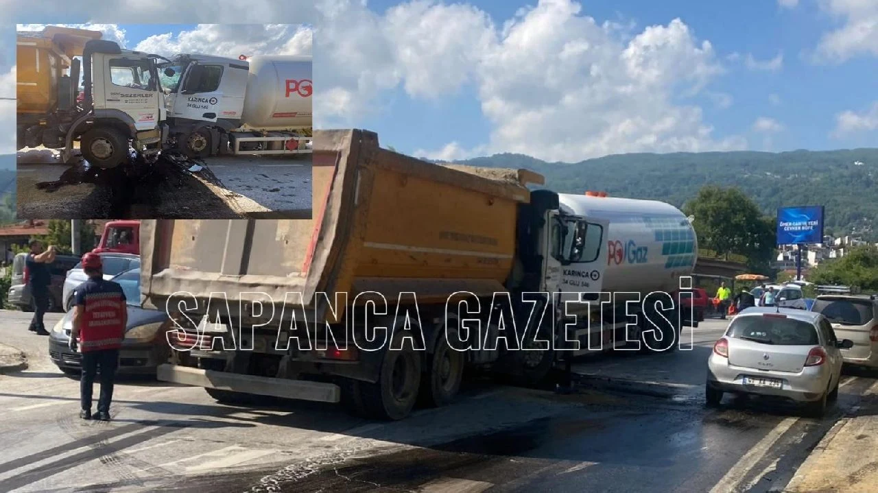 Sapanca'da Kamyonlar Kafa Kafaya Çarpıştı