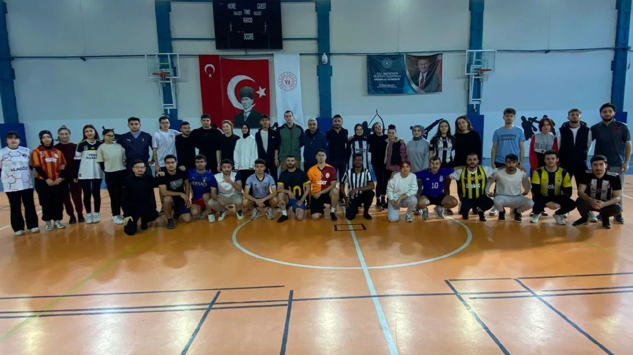Futsal Turnuvasında Kıyasıya Mücadele Ettiler