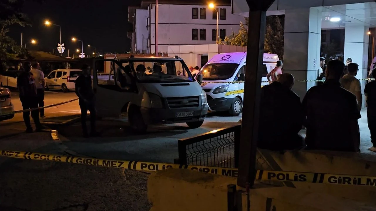 Sapanca'da Hastane Bahçesinde Silahla Vurulan Kişi Öldü