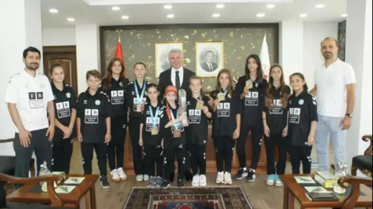 Kaymakam Yazıcı Şampiyon Karatecileri Tebrik Etti