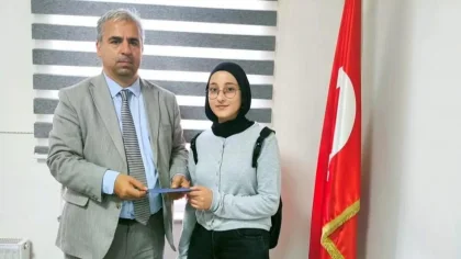 İlçe Milli Eğitim Müdürü Korkmaz'dan Başarılı Öğrenciye Ödül