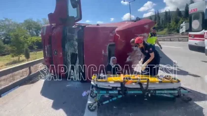 Sapanca'da Mıcır Yüklü Tır Devrildi: 1 Yaralı