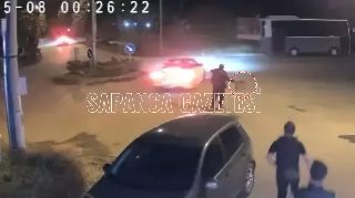 DRİFT YAPAN SÜRÜCÜNÜN OTOMOBİLİNE TABURE FIRLATTI