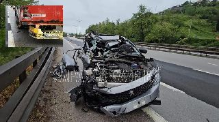 OTOMOBİLİN TIR'A ARKADAN ÇARPTIĞI KAZADA FACİADAN DÖNÜLDÜ 