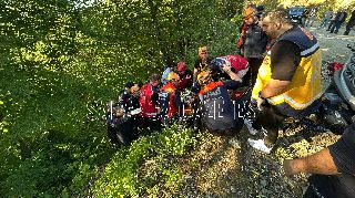 SAPANCA'DA ARAZİ ARACI ŞARAMPOLE UÇTU: 2 YARALI