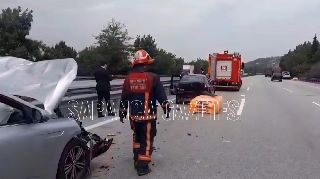 YOLA DÜŞEN KÖPÜK ZİNCİRLEME KAZAYA SEBEP OLDU: 3 YARALI