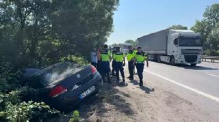 OTOMOBİL, BARİYERLERE VE TANKERE ÇARPTI: 7 YARALI