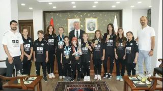 KAYMAKAM YAZICI ŞAMPİYON KARATECİLERİ TEBRİK ETTİ