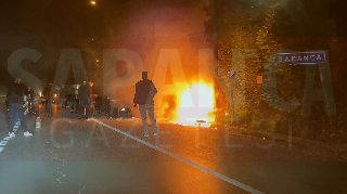 KAZA YAPAN MOTOSİKLET ALEV ALEV YANDI: 2 YARALI KAZA YAPAN MOTOSİKLET ALEV ALEV YANDI: 2 YARALI