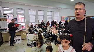 FİKRET ÖĞRETMENDE GELENEK DEĞİŞMEDİ; KARNE HEDİYESİ MEYVE FİDESİ